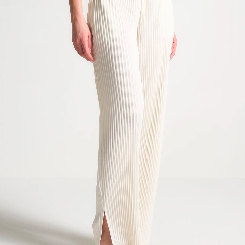 🚫 SOLD 🚫 Chic White Ribbed Two-Piece Set - Picture 5 of 9
